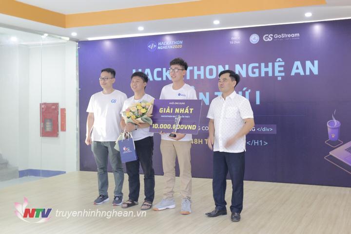 Đại diện BTC trao giải Nhất ứng dụng cho đội