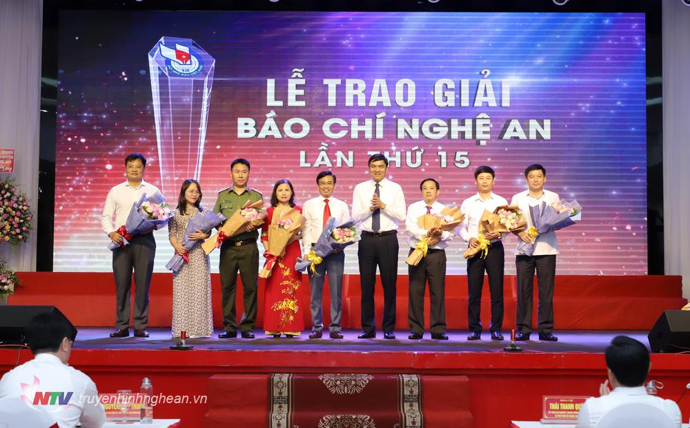 Tặng hoa cho BGK Giải M.PG88 Tips PG88 go Bắn cá 2019