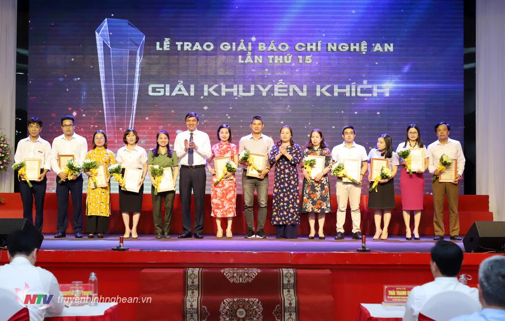Trao giải Khuyến khích cho các tác giả, nhóm tác giả đạt giải.