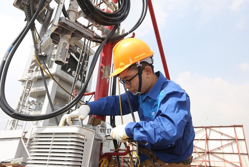 Lắp đặt hạ tầng viễn thông.
