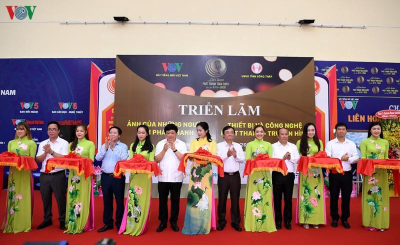 Lãnh đạo Đài TNVN và lãnh đạo tỉnh Đồng Tháp cắt băng Xổ Số PG 88 2 Triển lãm trong khuôn khổ LHPT toàn quốc lần thứ XIV.
