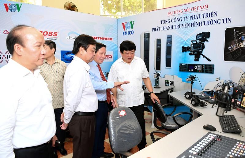Lãnh đạo Đài TNVN và lãnh đạo tỉnh Đồng Tháp tham quan gian trưng bày tại Triển lãm “Thiết bị công nghệ phát thanh truyền hình”.
