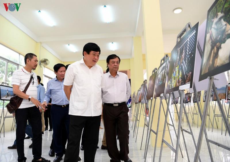 Lãnh đạo Đài TNVN và lãnh đạo tỉnh Đồng Tháp tham quan Triển lãm “Ảnh của những người làm phát thanh”.