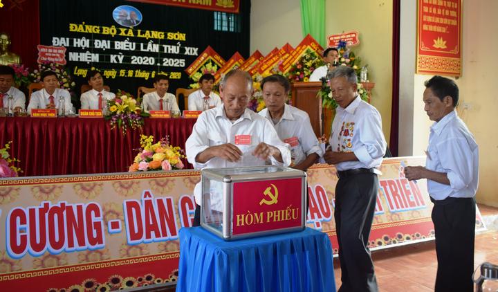 Bỏ phiếu bầu BCH khoá mới.