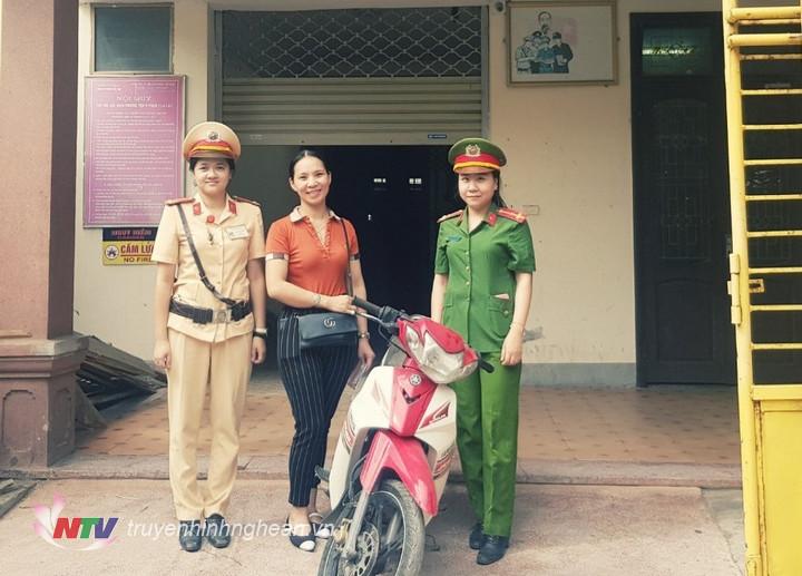 Đại diện Đội Cảnh sát Đăng Ký M.PG88, trật tự Công an TP Vinh tiến hành trao trả tài sản cho chị Trần Thị Thanh Tú