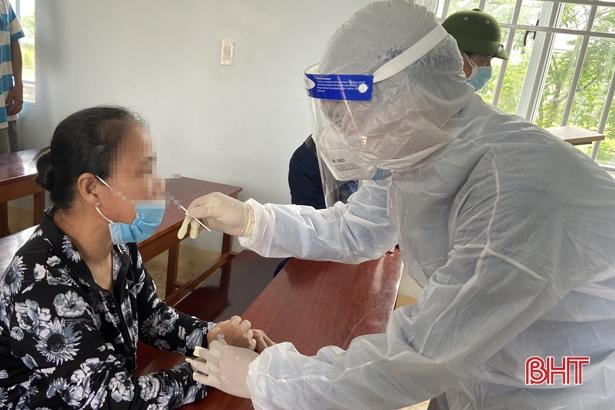 Nhân viên y tế lấy mẫu xét nghiệm cho một trường hợp có liên quan đến các ca bệnh.