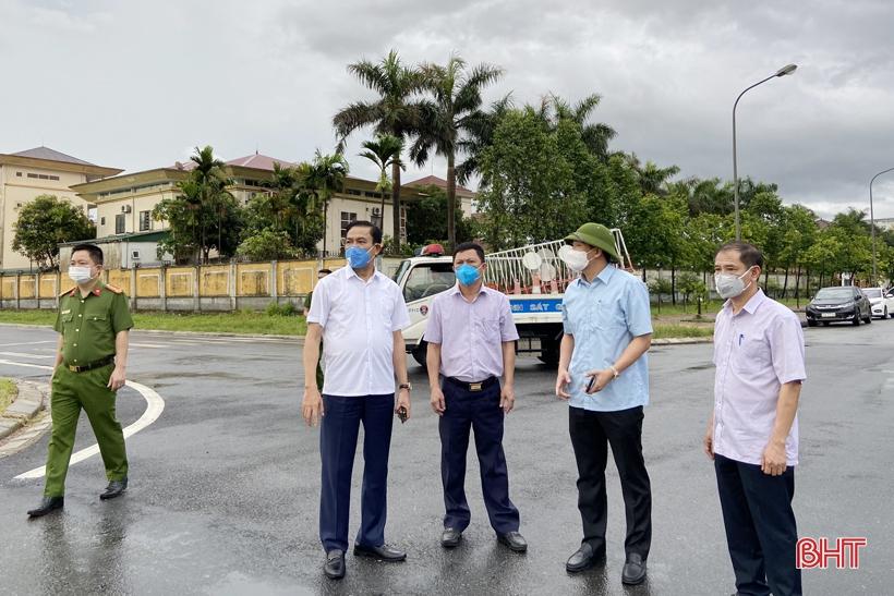 Lãnh đạo tỉnh chỉ đạo việc thiết lập các chốt phong tỏa.