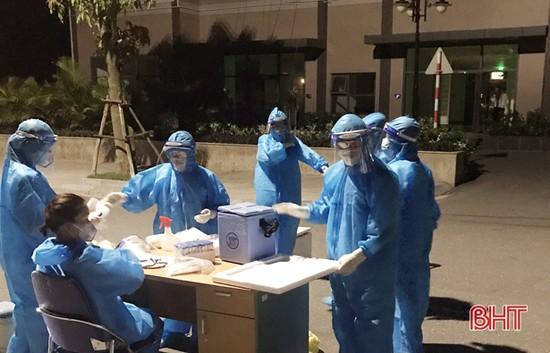 Hà Tĩnh thực hiện thần tốc việc lấy mẫu xét nghiệm ngay trong đêm đối với trường hợp tiếp xúc với các ca bệnh.