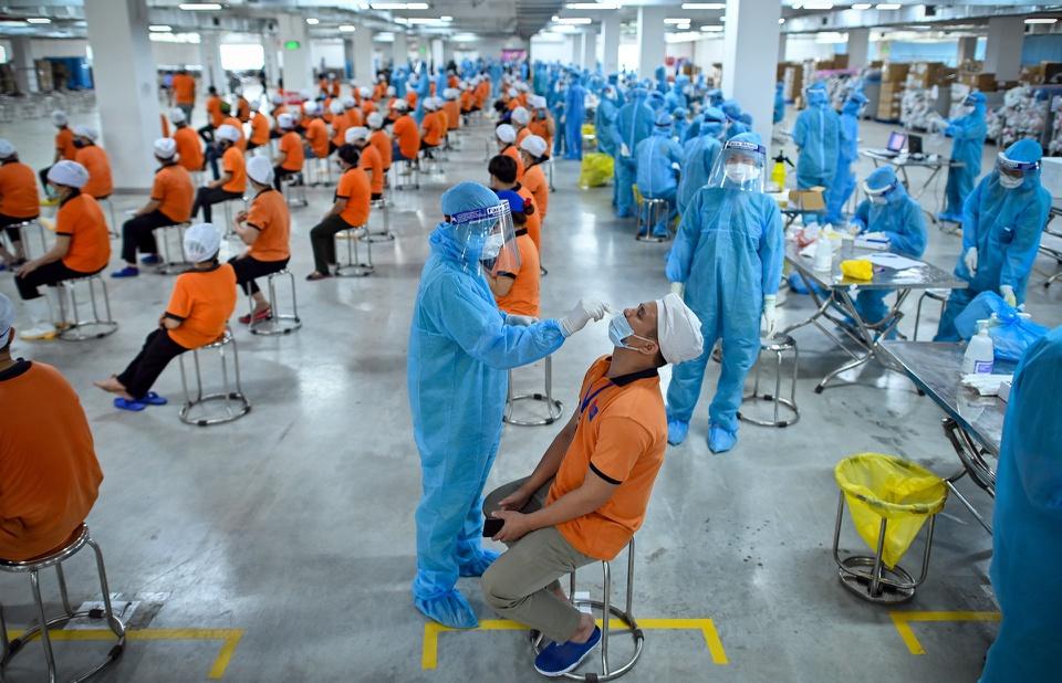 Phương pháp test kháng nguyên nhanh nhằm sàng lọc những người có nguy cơ cao.