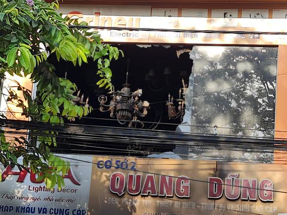 Cảnh sát PCCC phải phá tường kính ở tầng 2 vào nhà cứu người, nhưng không thành - Ảnh: T.M
