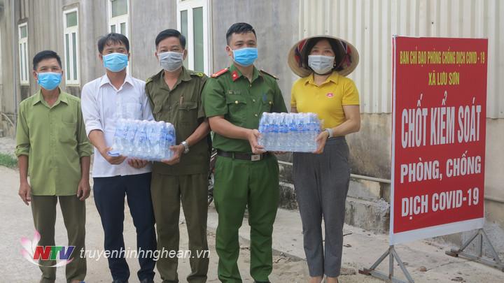 Trao hỗ trợ cho cán bộ, chiến sỹ Công an tỉnh được điều động hỗ trợ Đô Lương trong phòng chống dịch và các chốt kiểm soát trên địa bàn.