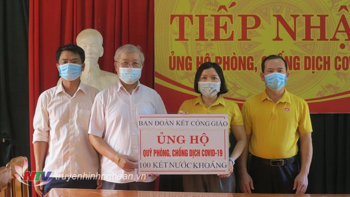 1.Ban đoàn kết công giáo huyện trao 100 thùng nước cho UBMTTQ huyện