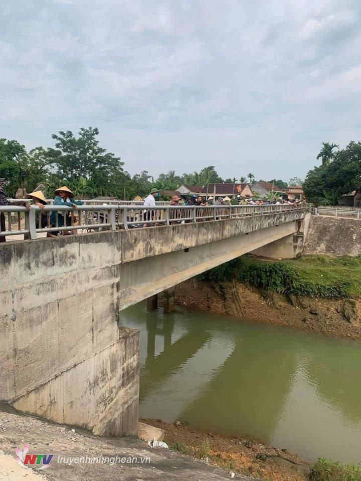 Đông người dân theo dõi vụ việc.