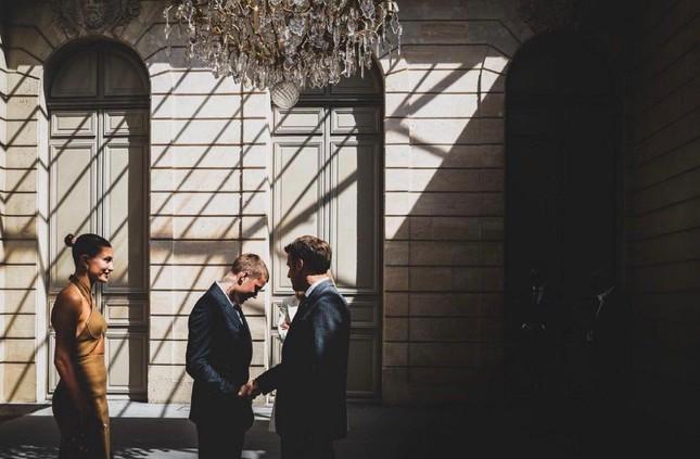 Tổng thống Phap Macron đón nam ca sĩ Justin Bieber tại Điện Elysee. Ảnh: Twitter