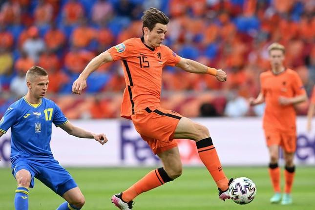 Zinchenko (trái) cùng các đồng đội đã rất nỗ lực ngăn cản các pha tấn công của Hà Lan ở hiệp 1
