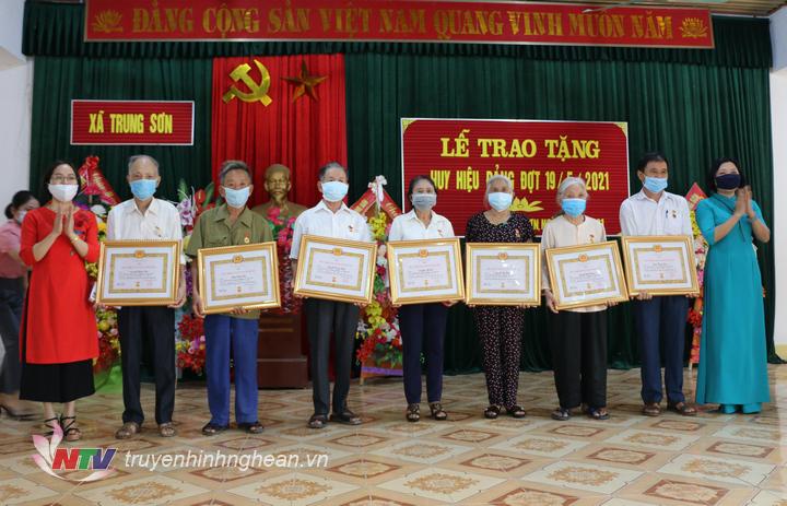 Trao huy hiệu cho các đảng viên.