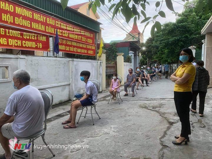 Người dân phường Hà Huy Tập, TP Vinh chờ xét nghiệm.