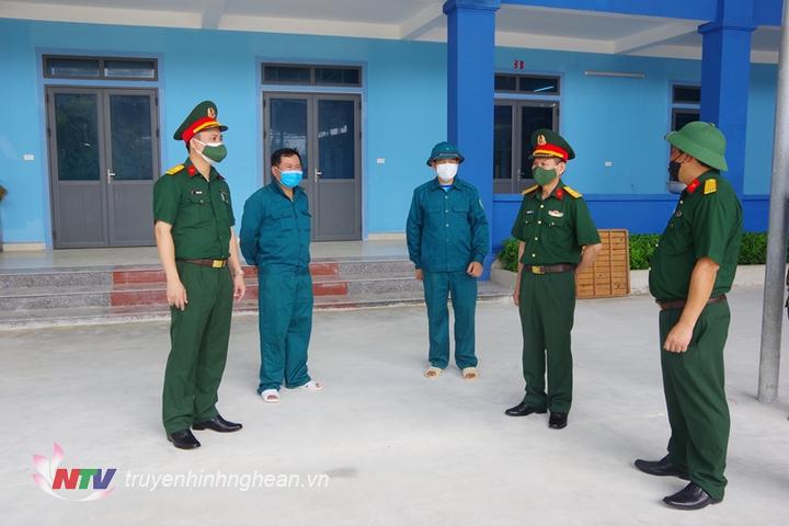Đại tá Dương Minh Hiền, Phó Chỉ huy trưởng – Phó Ban Chỉ đạo phòng chống dịch Bộ CHQS tỉnh PG88 go Bắn cá kiểm tra khu cách ly xã Diễn Hồng, huyện Diễn Châu.