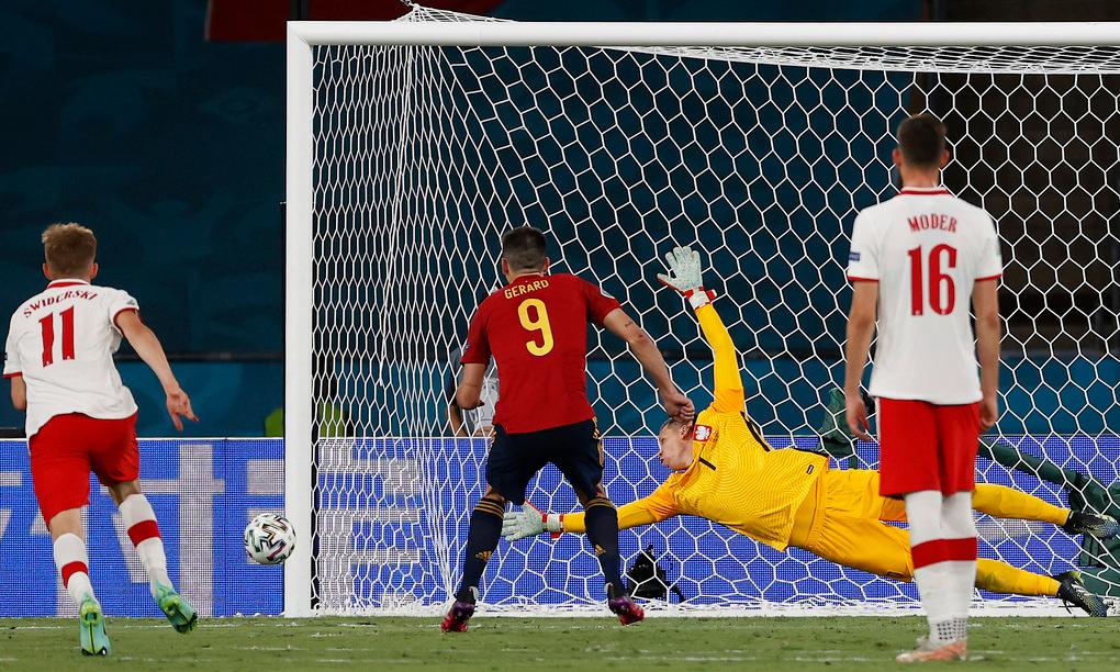 Gerard Moreno sút phạt đền trúng cột dọc. Ảnh: UEFA