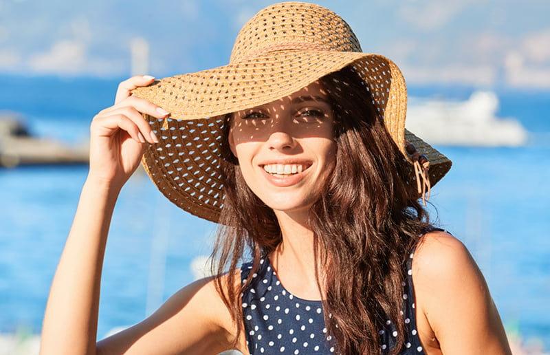 Mái tóc cũng cần được che chắn khỏi tác động xấu từ ánh nắng mặt trời. Ảnh minh họa - Nguồn: internet