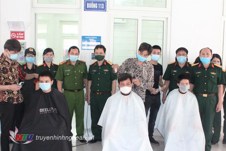 Tiến hành cắt tóc cho những bệnh nhân nam