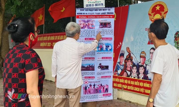 Tổ covid cộng đồng khối 9- thị trấn Qùy Hợp tuyen truyền các biện pháp phòng chống dich tại khu dân cư