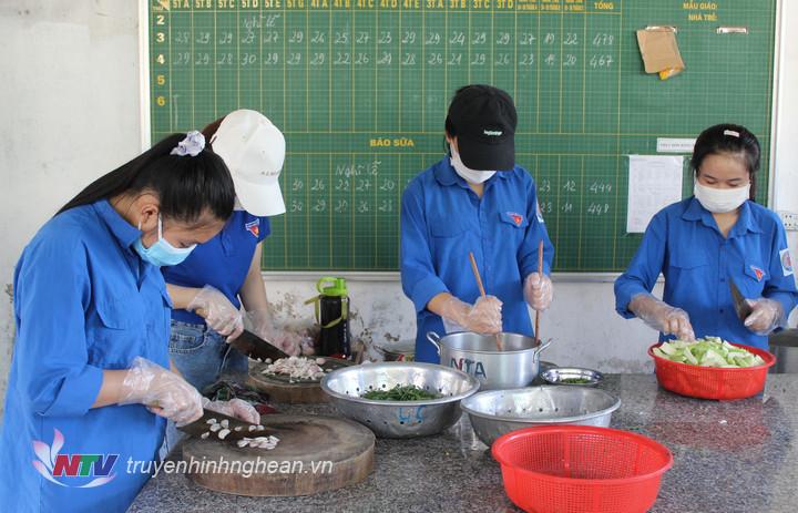 ĐVTN tham gia hỗ trợ nấu các suất ăn cho