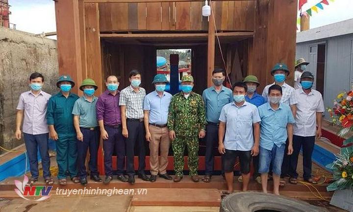 Đại diện phường Nghi Thuỷ chúc mừng đội tàu anh