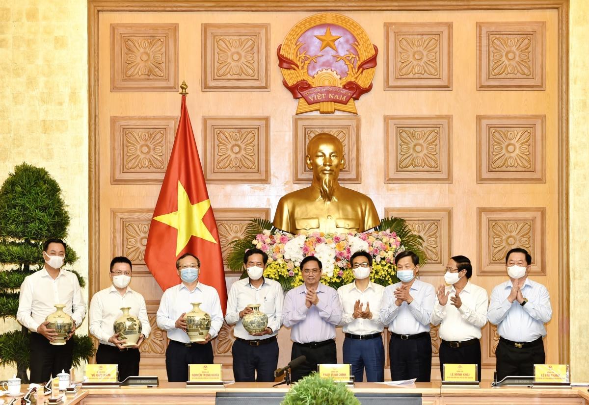 Thủ tướng tặng quà lãnh đạo một số cơ quan báo chí.