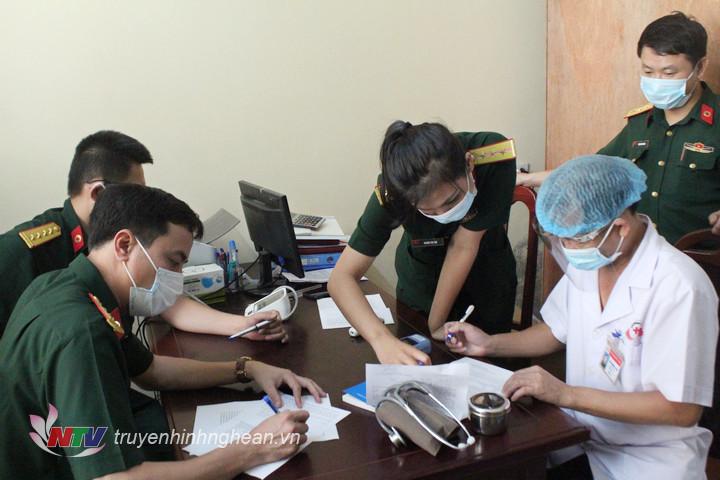 Thực hiện khai y tế trước khi tiêm.