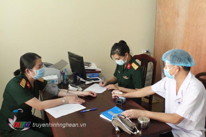 Khám sàng lọc kiểm tra bệnh lý nền trước khi tiêm vắc-xin.