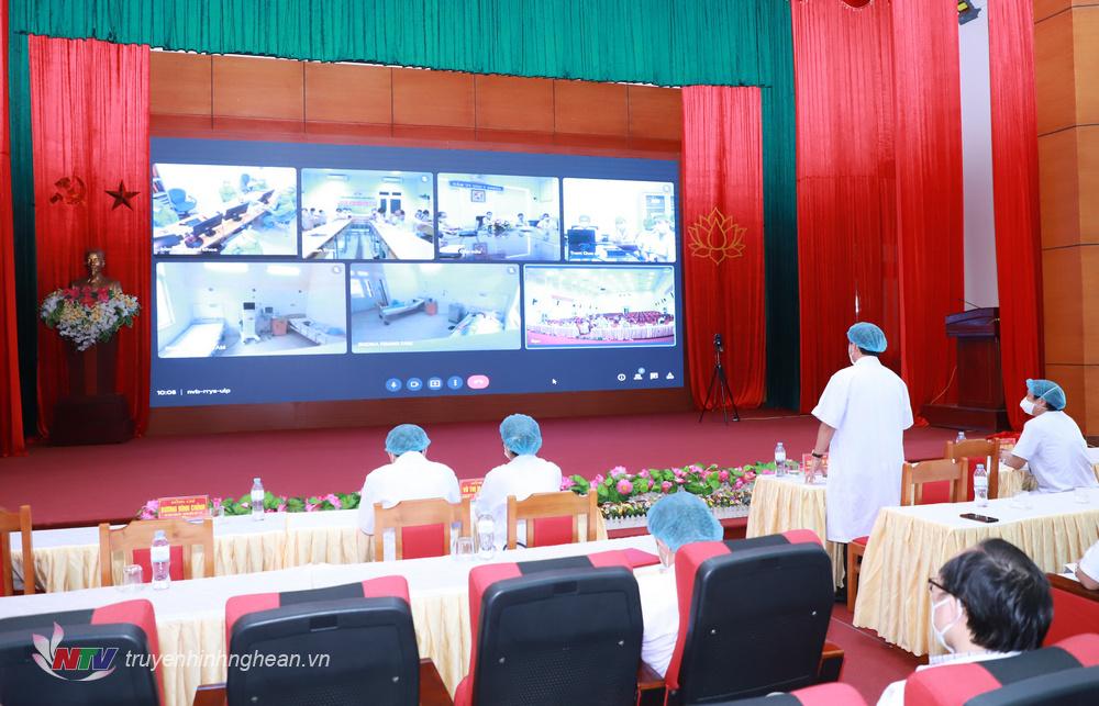 Bí thư Tỉnh ủy trò chuyện, động viên cán bộ Trung tâm bệnh nhiệt đới, Bệnh viện Hữu nghị đa khoa tỉnh đang trực tiếp làm việc tại các phòng bệnh.