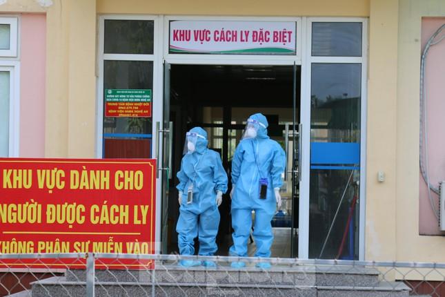 Phía trước cửa chính của khu vực cách ly đặc biệt luôn có nhân viên y tế giám sát.