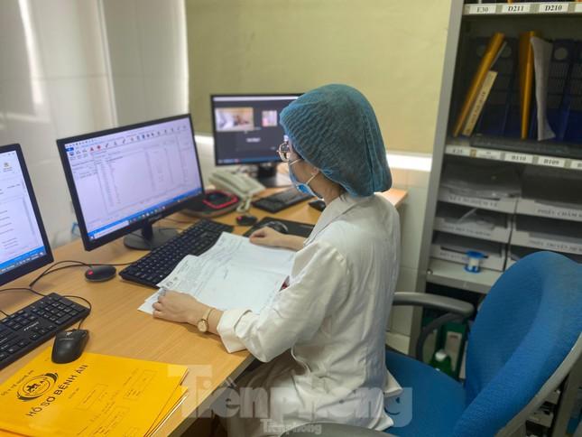 Công việc của cán bộ, nhân viên y tế trong khu cách ly đặc biệt.