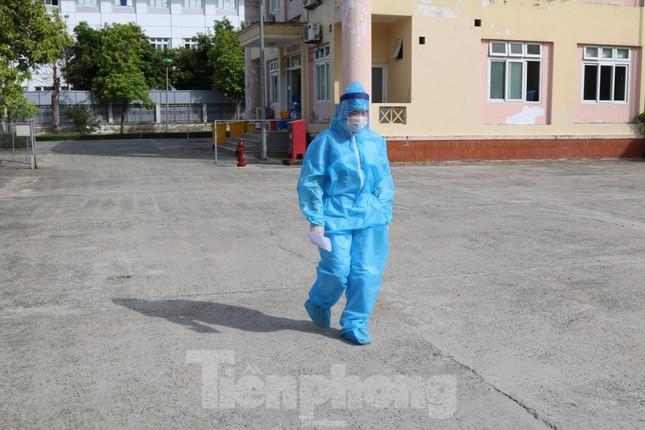 Giữa nắng nóng khắc nghiệt nhưng cán bộ nhân viên y tế Trung tâm bệnh nhiệt đới phải mặc đồ bảo hộ suốt quá trình làm việc. Mới đây, nữ điều dưỡng Đinh Thị Hòe (Khoa nhễm khuẩn tổng hợp) đã kiệt sức, ngã quỵ trong phòng thay đồ. Vì bình yên của xã hội, họ tiếp tục cống hiến, làm việc hết mình trong cuộc chiến đẩy lùi dịch bệnh.