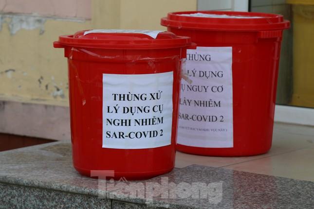 Thùng xử lý dụng cụ nguy cơ lây nhiễm SARS-CoV-2 được đặt trước các khu điều trị, cách ly và được phân loại rõ ràng.