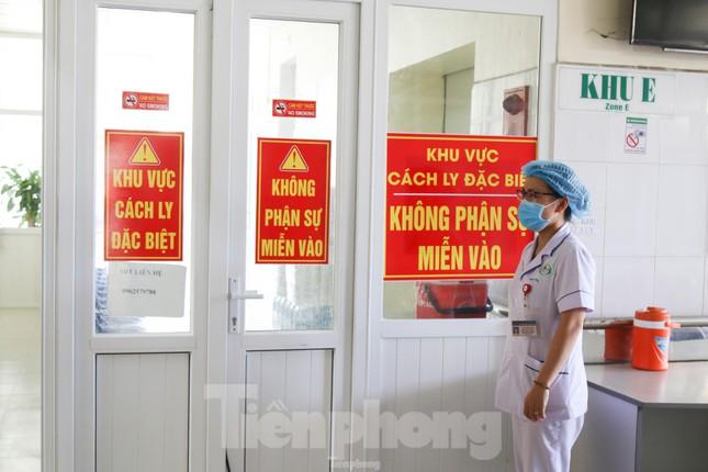 Sau cánh cửa nối với nhà điều hành là khu vực cách ly đặc biệt cho bệnh nhân mắc COVID-19.
