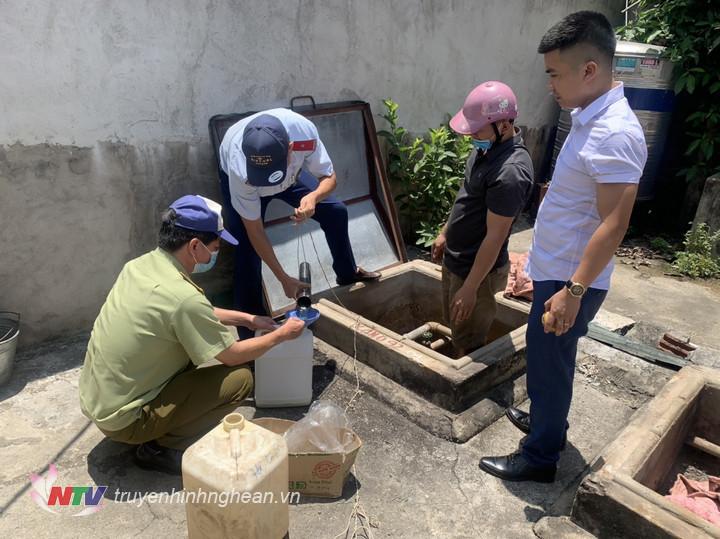 Đoàn kiểm tra liên nghành lấy mẫu xăng để kiểm tra