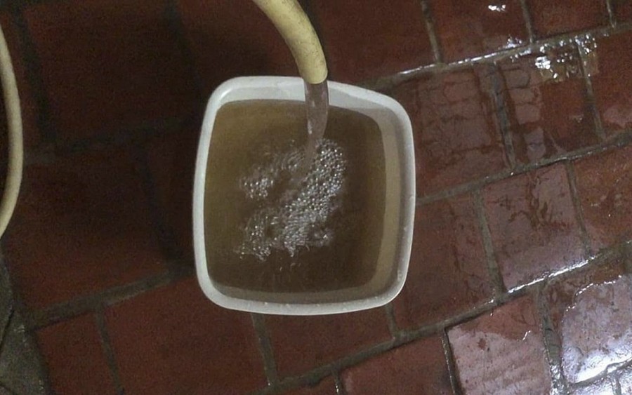 Nước người dân ở phường Lê Mao thành phố Vinh, xả trực tiếp đục ngầu. Ảnh do người dân cung cấp