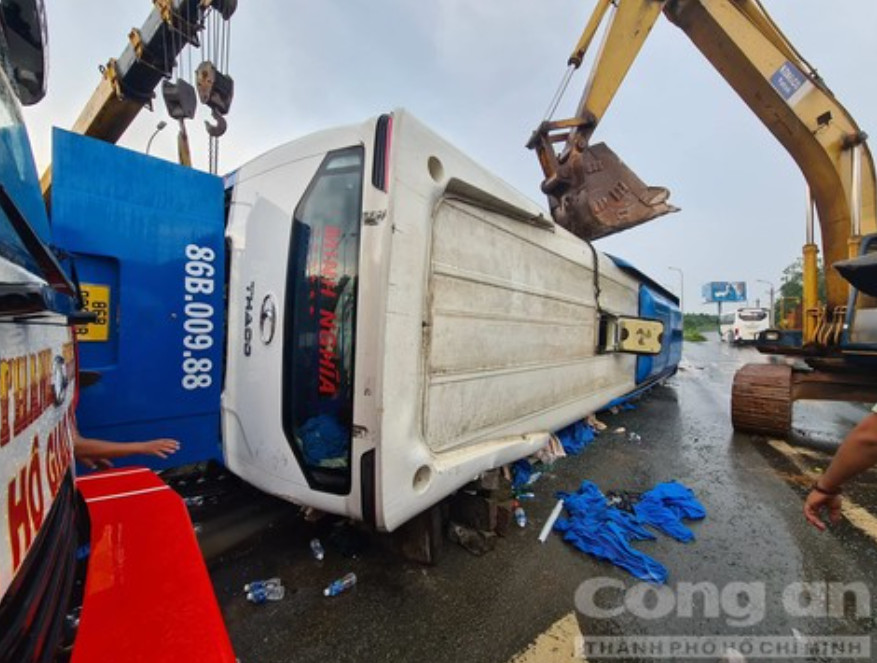 Hiện trường vụ lật xe khách.