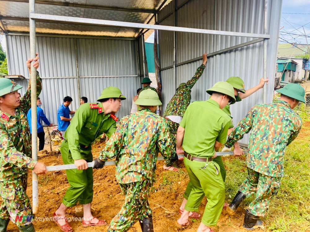 Các lực lượng di chuyển nhà dân đến vị trí mới đảm bảo an toàn