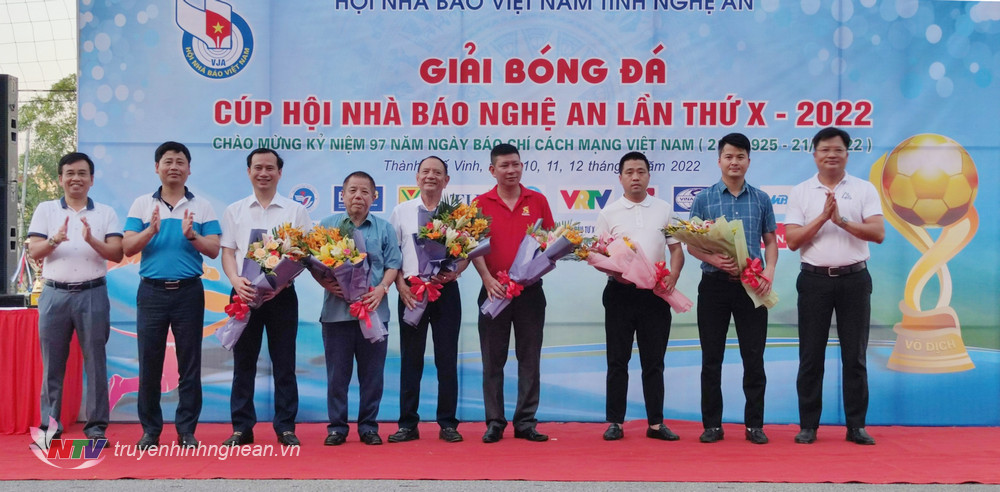 BTC tặng hoa cảm ơn các nhà tài trợ.
