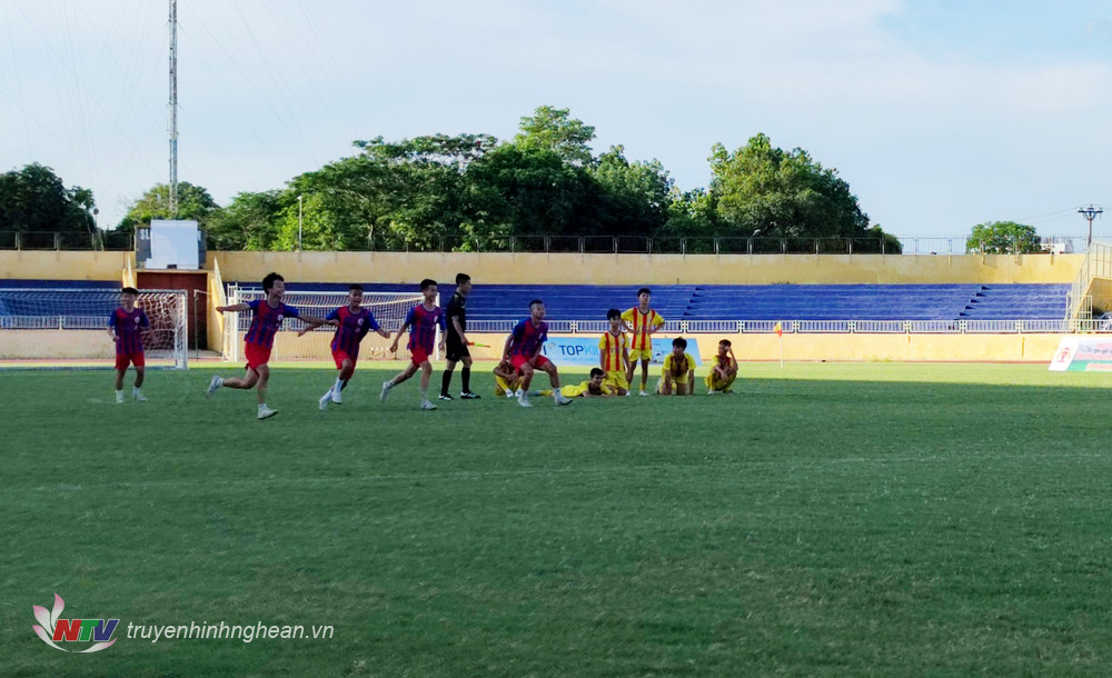 Đội Trang PG không chặn Đô Lương giành chiến thắng sau loạt luân lưu đầy may rủi.