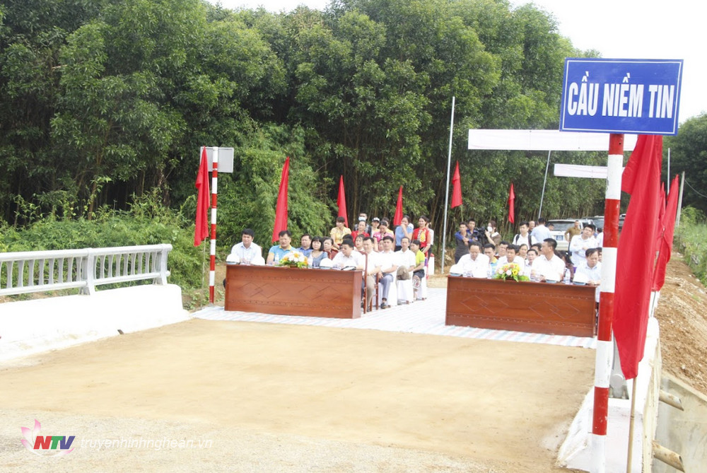 Các đại biểu dự buổi lễ.