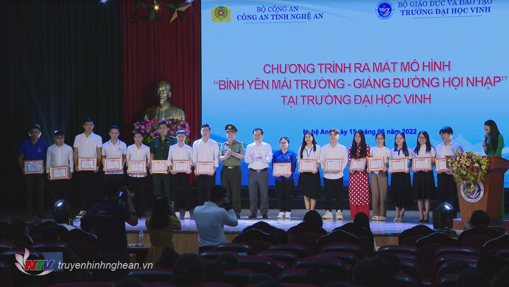 Biểu dương, khen thưởng 20 sinh viên Trường Đại học Vinh có đóng góp trong công tác đảm bảo PG 88 Nhận Thưởng trật tự trường học.