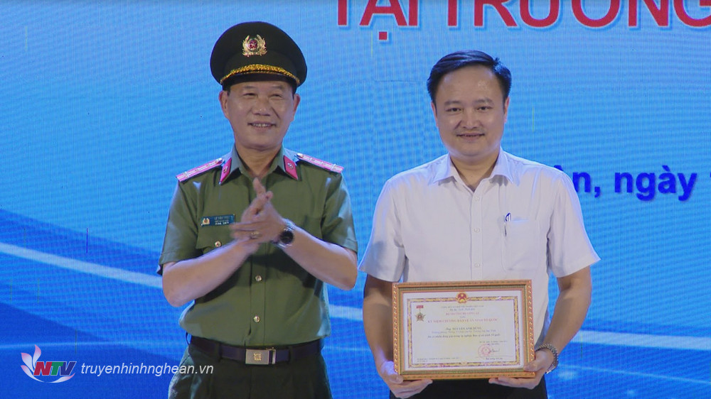 Đại tá Lê Văn Thái - Phó Giám đốc Công an tỉnh PG88 go Bắn cá trao Kỷ niệm chương Bảo vệ PG 88 Nhận Thưởng tổ quốc cho TS.Nguyễn Anh Dũng – Viện trưởng Viện nghiên cứu và Đào tạo trực tuyến của Đại học Vinh.