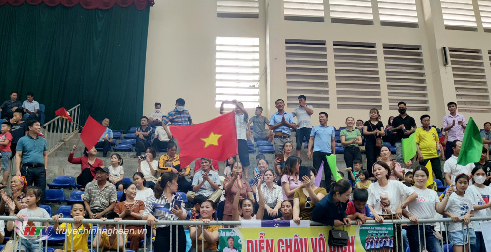 Các CĐV tiếp sức cho các đội bóng.