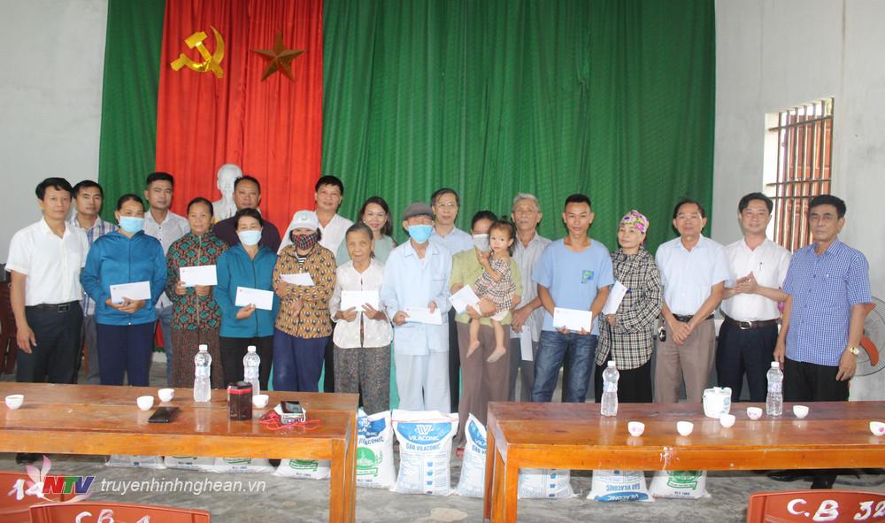 Trao quà cho các hộ nghèo thuộc giáo xứ Hội Nguyên (xã Quỳnh Hồng – Quỳnh Lưu)