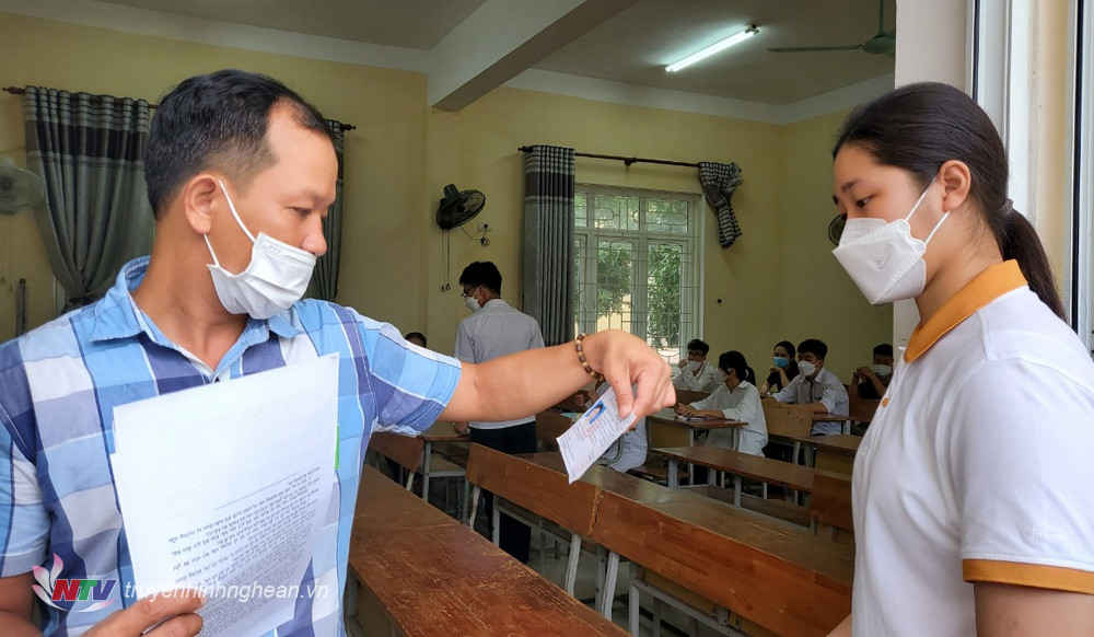 Giám thị kiểm tra thông tin thí sinh trước khi vào phòng thi.