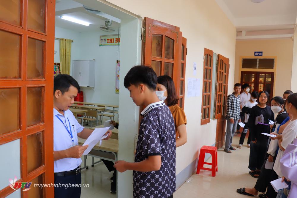Thí sinh làm thủ tục vào phòng thi.